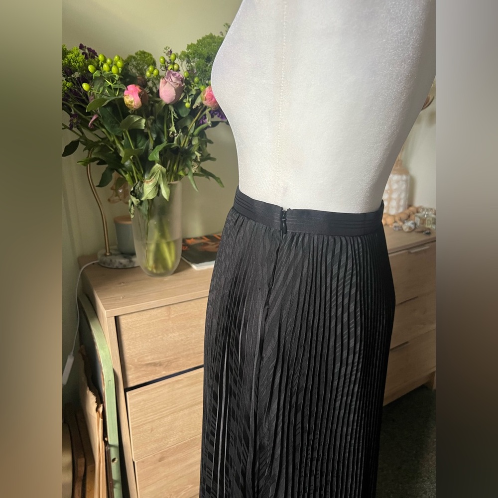 CLUB MONACO Black Pleated Flare Circle Modest Midi Knee-Length Shiny Skirt Sz XS - Picture 8 of 16